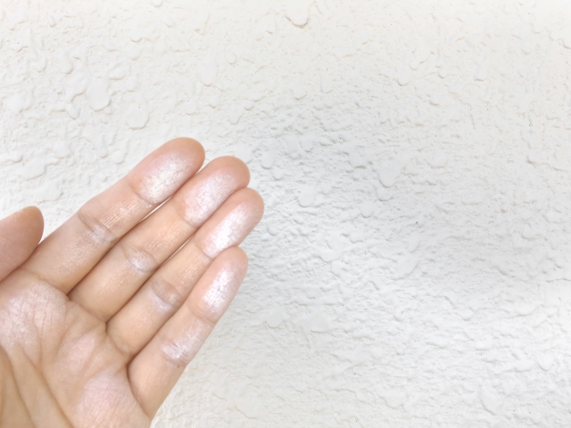 壁に触ると白い粉がつく