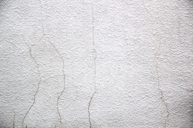 外壁の塗装がひび割れ